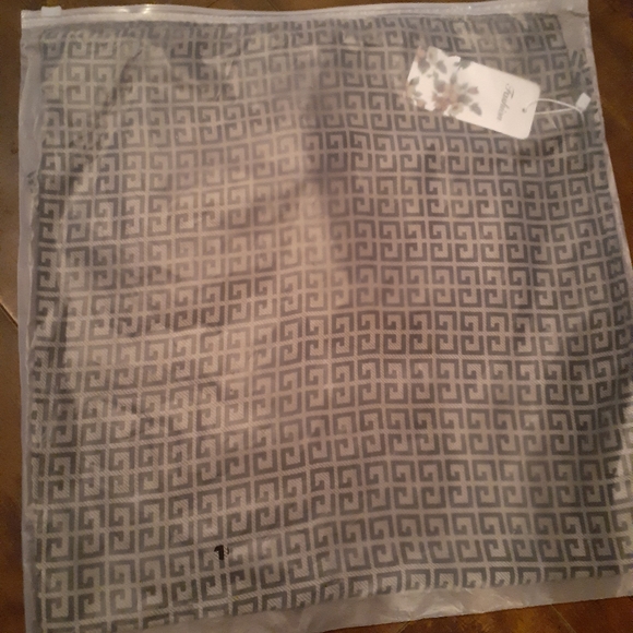 100% **Silky Polyester Shawl / Scarf *Long 6ft by 3ft - Picture 2 of 5